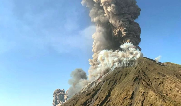 Un turist a murit după erupția vulcanului Stromboli din Italia