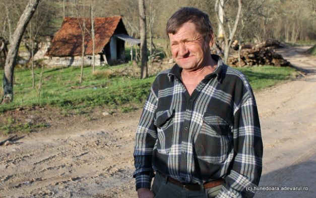 Vasile, singurul localnic rămas dintr-un sat din România, are 63 de ani și trăiește într-o căsuță de chirpici, luminată cu lampa de petrol. Reţeta supravieţuirii ultimului sătean:
