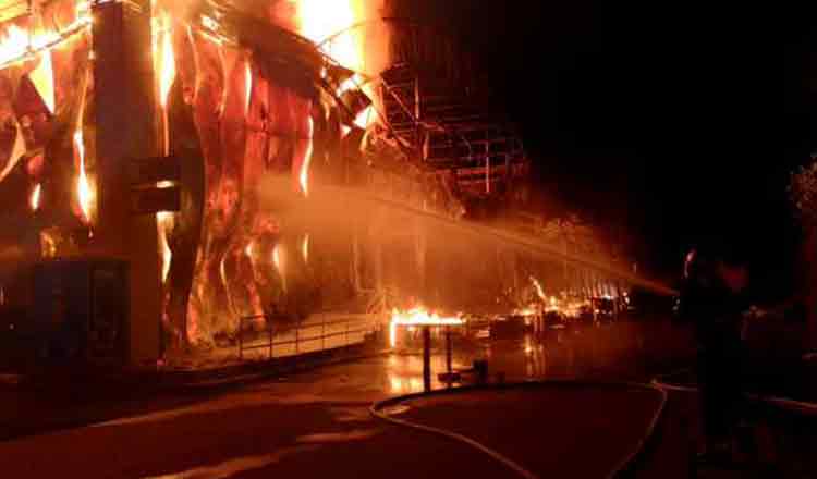 Incendiu de proporţii, azi noapte, la clubul Bamboo din Mamaia! VIDEO. A ars din temelii! În urmă cu o săptămână, clubul fusese controlat, dar nu a fost amendat pentru nereguli