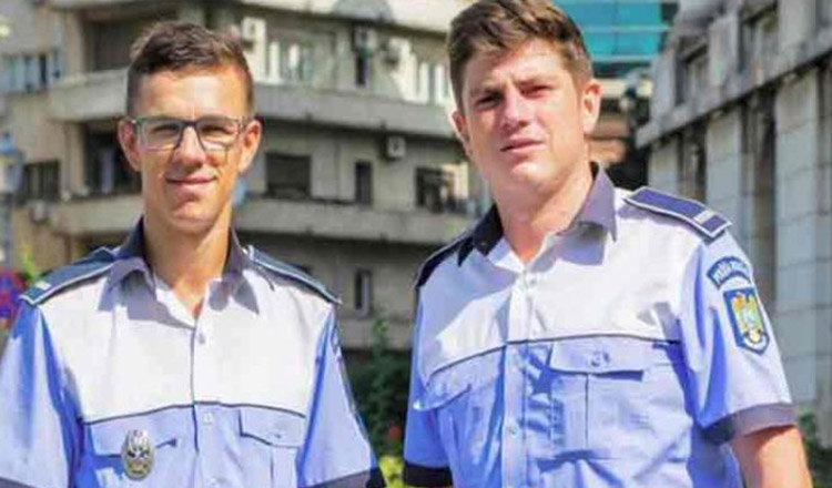 Gestul făcut de doi polițiști care a devenit viral pe Internet,stârnește ropote de aplauze