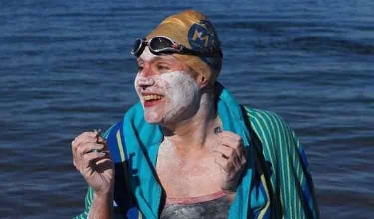 O femeie care a supraviețuit cancerului a traversat Canalul Mânecii înot de patru ori fără oprire