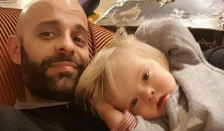 Fetita cu sindromul Down adoptata de un tata singur dupa ce a fost respinsa de 20 de familii