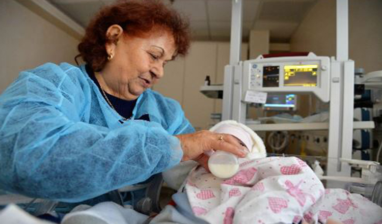Bunicile voluntare ofera iubire nou-nascutilor bolnaviori si abandonati: „Ii schimbam, le dam sa manance, le cantam… ”