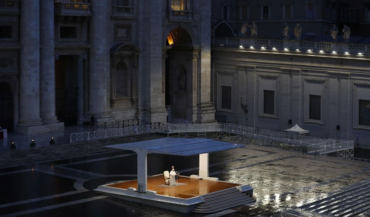 Papa Francisc, singur in ploaie, in piata pustie, rugandu-se pentru incetarea pandemiei