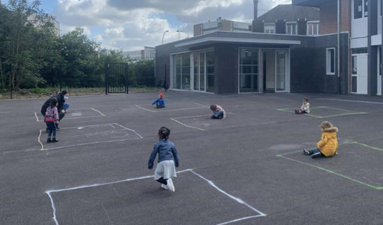 Imaginea sfâșietoare a realității din grădinițele franceze: copiii se joacă singuri, fiecare în propriul pătrățel