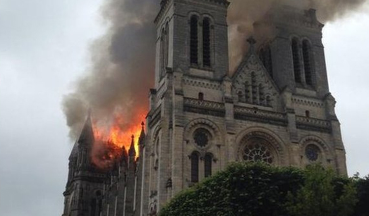 Arde Catedrala franceza din Nantes, la un an dupa incendiul devastator de la catedrala Notre-Dame din Paris