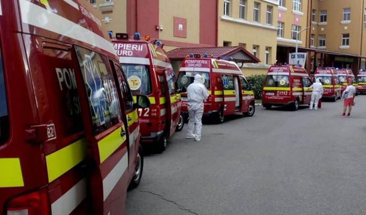 Coadă de ambulanțe care aduc bolnavi la „Matei Balș”. Medic: Mai aveți îndoieli?