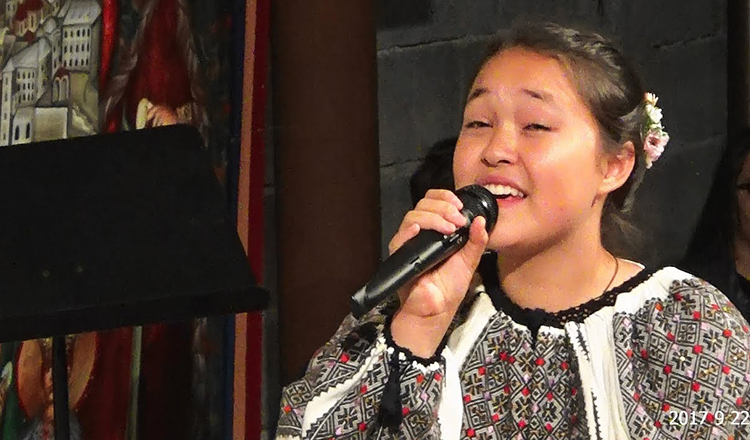 Cântăreața Sara are nevoie de ajutor! Chiar înainte ca fata să împlinească 17 ani, medicii i-au descoperit o tumoare