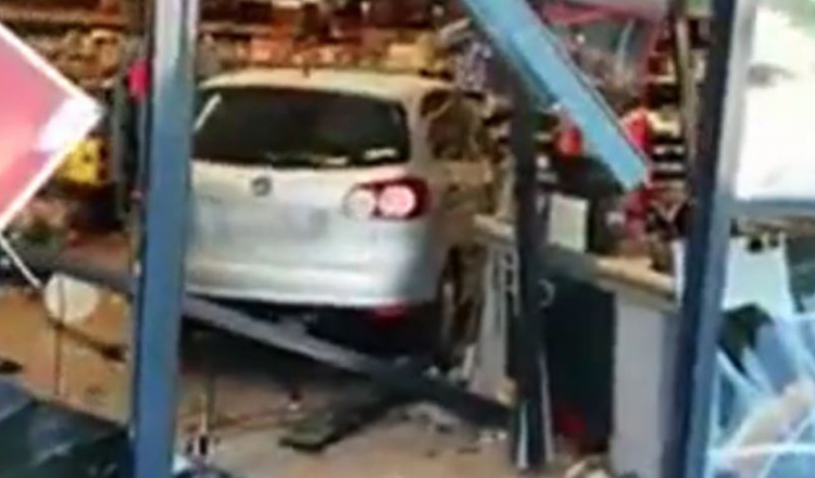 O femeie a intrat cu mașina în supermarket, la Snagov.