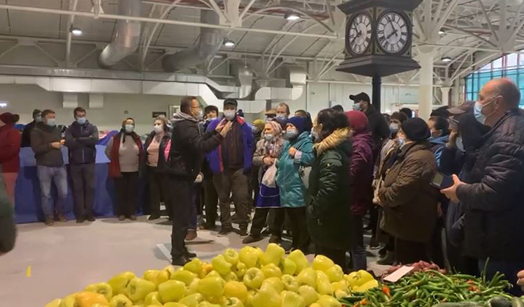 Haos în pieţe după ce guvernul Orban a decis să le închidă. „Să vină primarul! Murim de foame!”