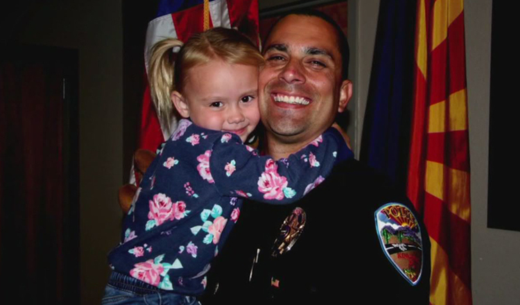 Un polițist a devenit tată pentru o fetiță pe care a salvat-o din mâinile părinților biologici care o abuzau