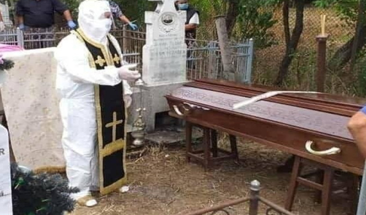 Un preot a oprit o înmormântare în Argeș, după ce a văzut că moarta are o năframă înfășurată în jurul gâtului