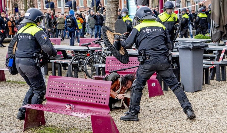 Olanda, război civil! A treia noapte de proteste: ”Este violență criminală”