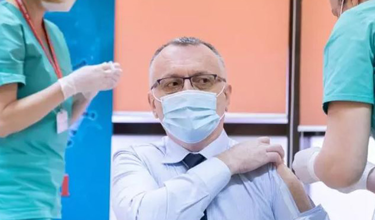 Ministrul Educației a suprins pe toată lumea cu cămașa sa, la vaccinarea anti-coronavirus – Din ce motiv nu și-a expus public tot brațul