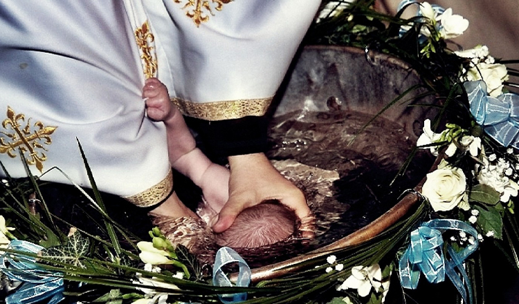 Micutul din Suceava, dus la spital dupa ce s-a inecat in timpul botezului, a decedat