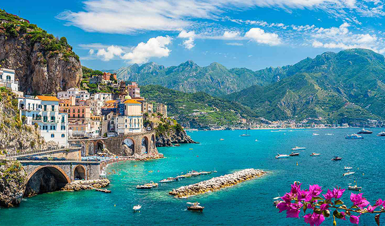 Coasta Amalfi este o combinație fermecătoare de frumusețe și peisaje care te uimesc